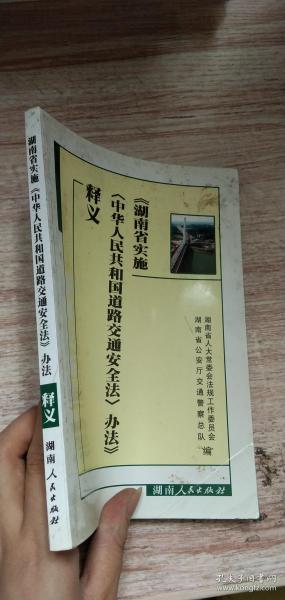 2024新澳门正版免费挂牌灯牌|词语释义解释落实,新澳门正版挂牌灯牌，词语释义与落实行动的探索